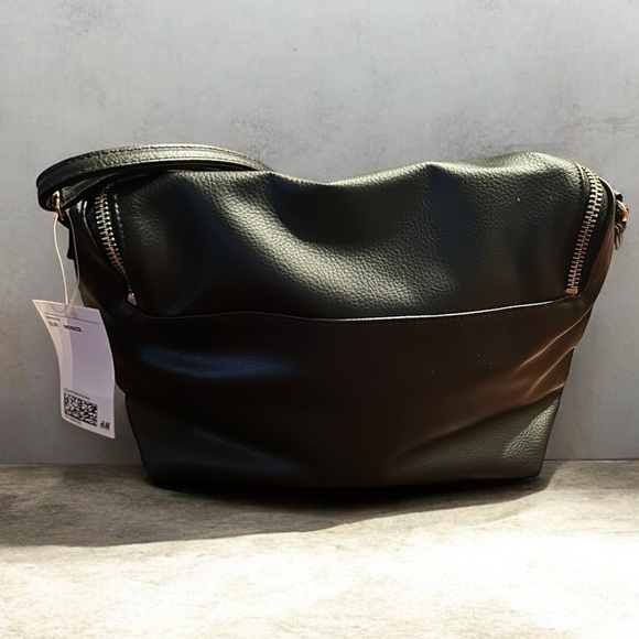 NWT Faux Leather Black Purse Gold Accents W/ Adjustable Strap Inner Zip Pocket - Picture 2 of 5